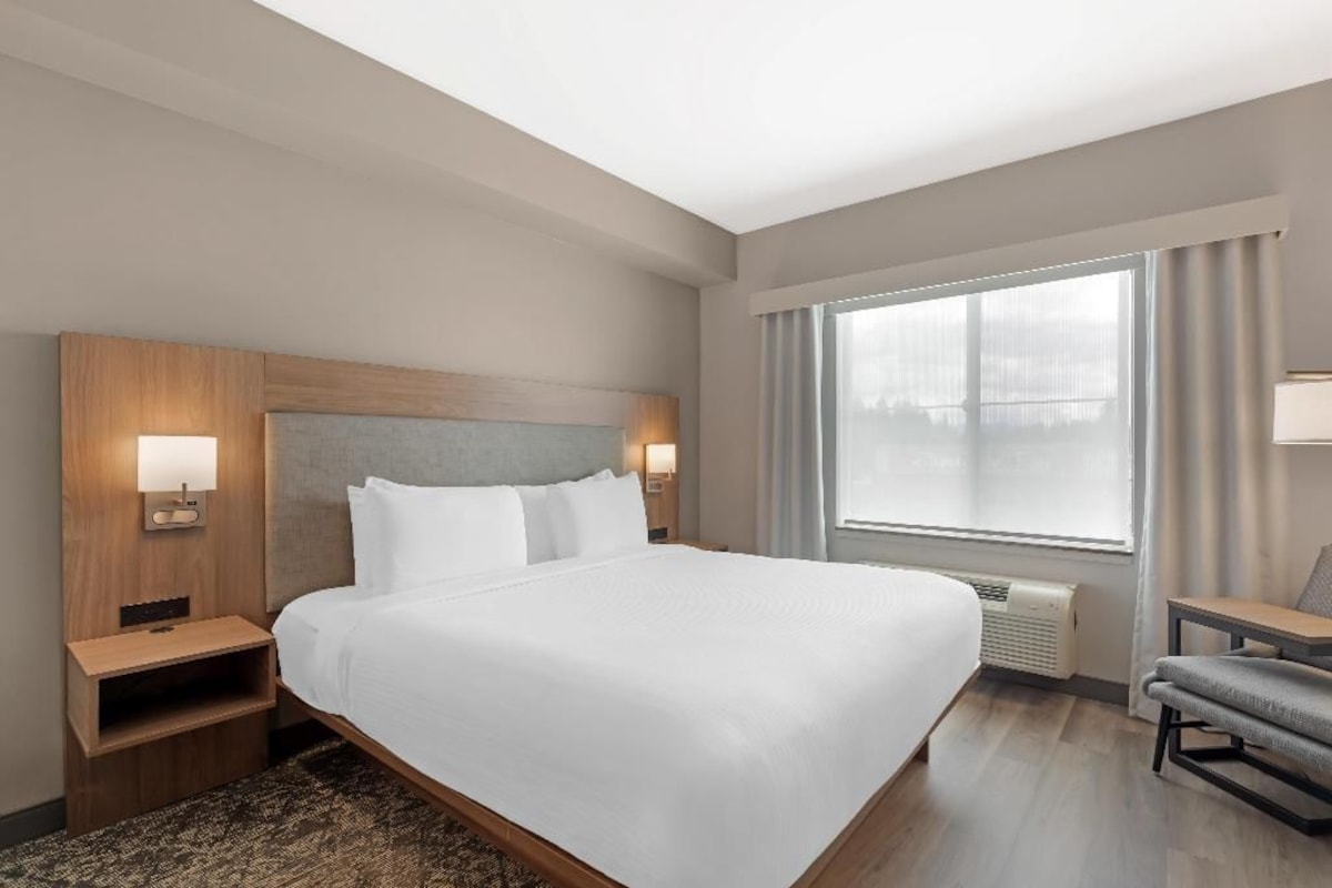 Premium bedding, in-room safe, desk, laptop workspace