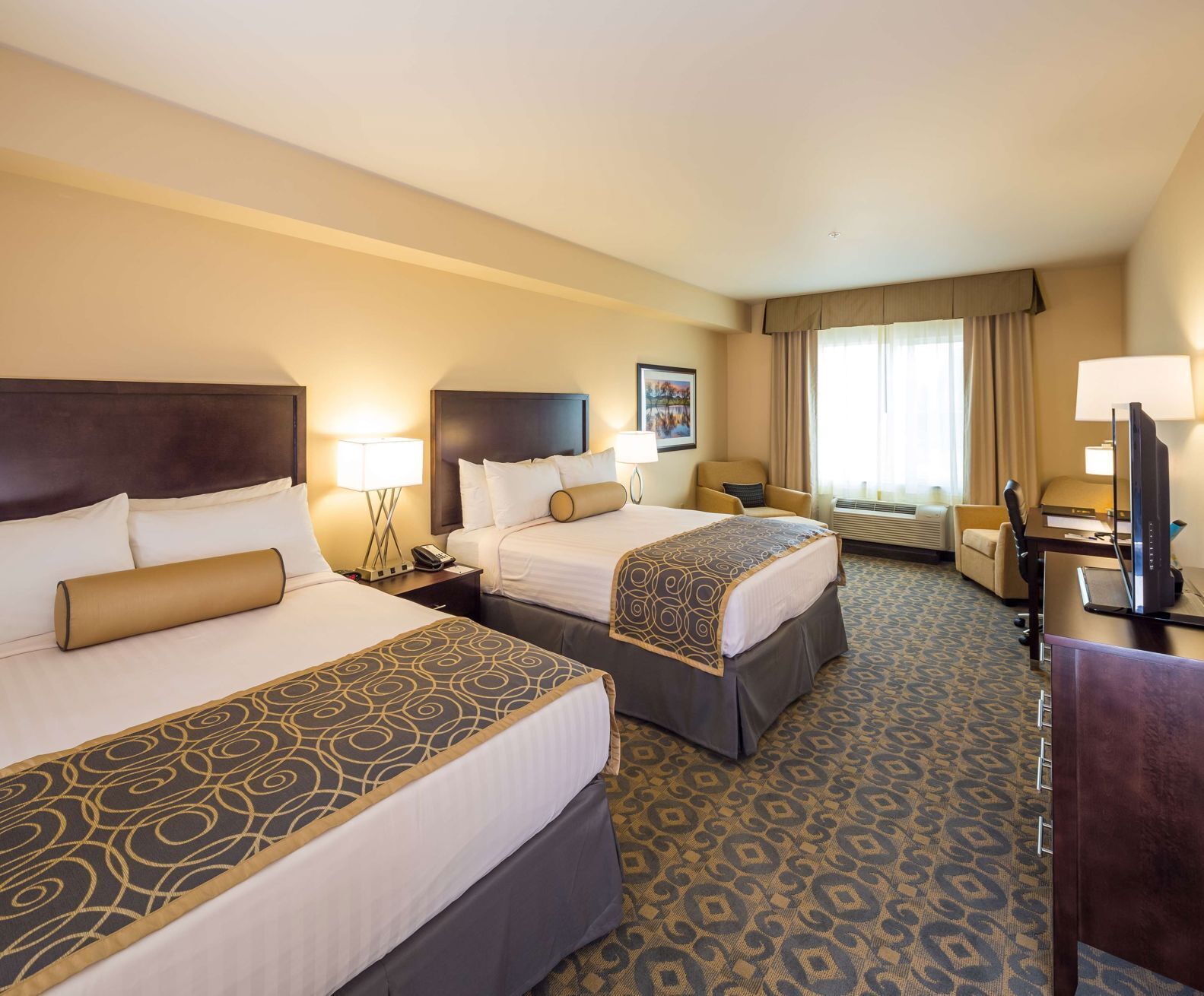 Premium bedding, in-room safe, desk, laptop workspace