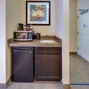 Premium bedding, in-room safe, desk, laptop workspace