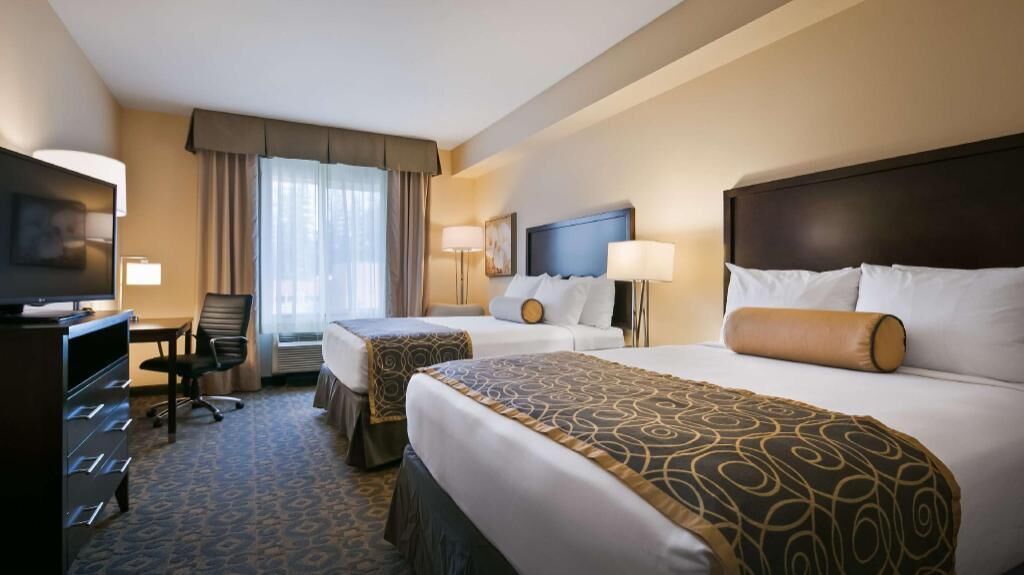 Premium bedding, in-room safe, desk, laptop workspace