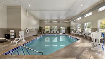 Una piscina cubierta