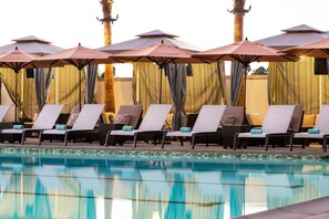 Outdoor pool, open 6 AM to 11 PM, free pool cabanas - Courtyard Irvine Spectrum (Irvine)