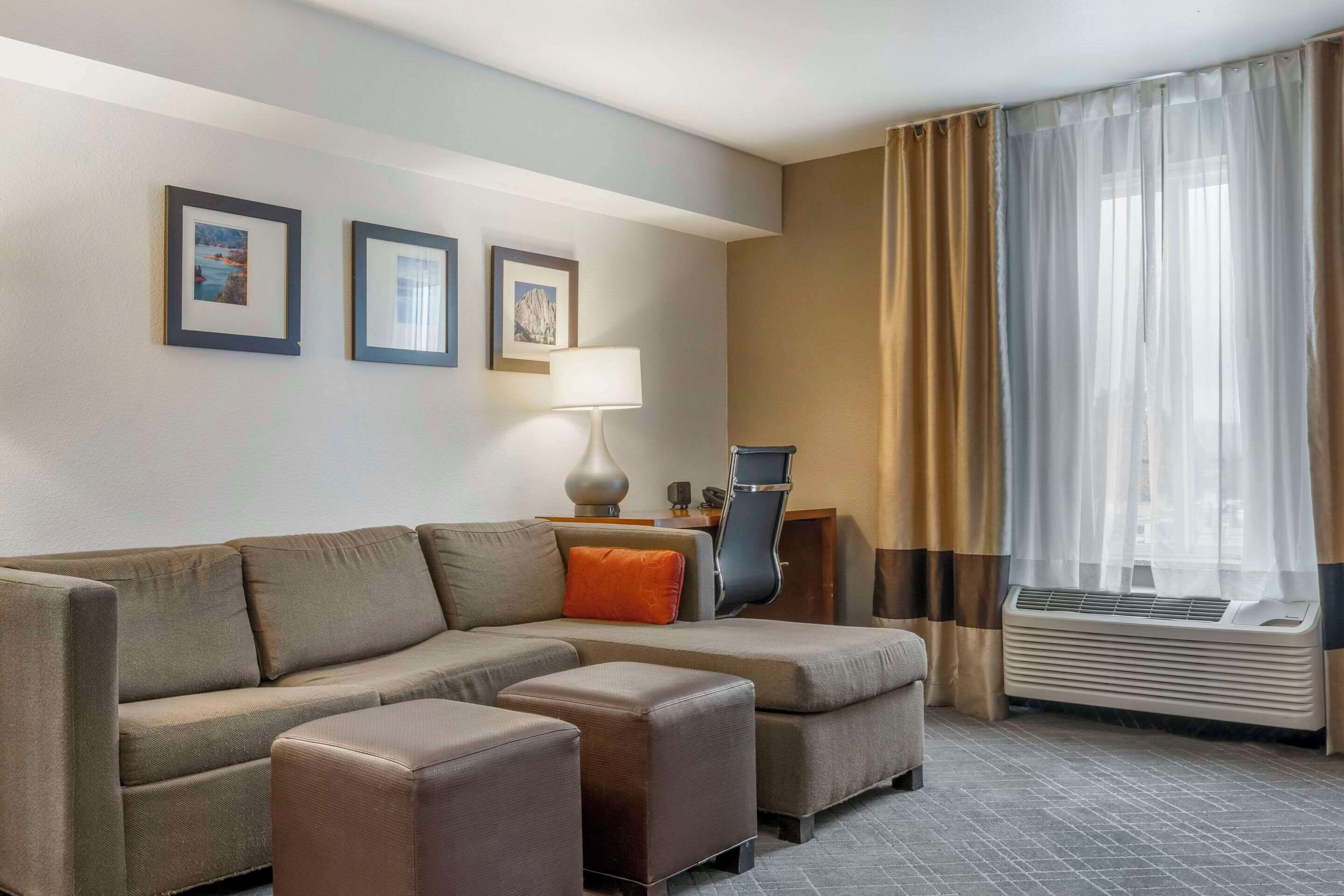 suite, multiple beds, accessible, non smoking | pillow-top beds, individually decorated, individually furnished, desk