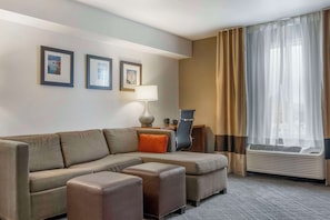 Pillowtop beds, individually decorated, individually furnished, desk - Comfort Suites Redding - Shasta Lake (Redding)