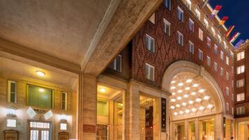 Overnatningsstedets facade – aften/nat