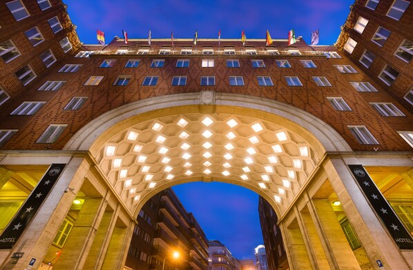 Front of property – evening/night - Arcadia Hotel Budapest (Budapest)