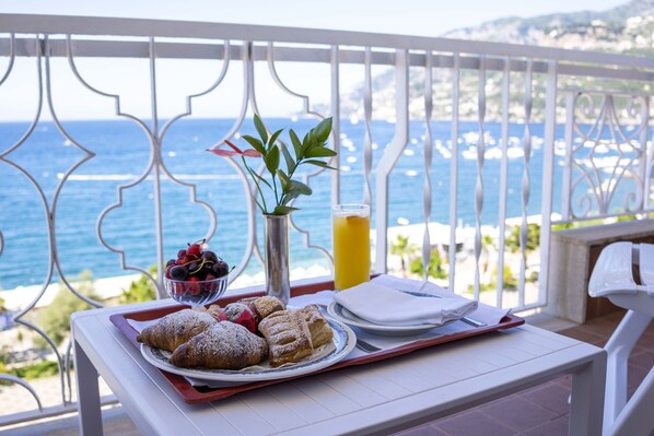 Superior Double Room, Balcony, Sea View Beach Included | ํ
๋ผ์ค/ํํฐ์ค