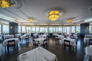 Breakfast, lunch, dinner served; Mediterranean cuisine, beach views  - Pietra di Luna Hotel (Maiori)