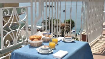 Standard Double Room, Balcony, Partial Sea View Beach Included | Szobaszerviz - étkezés