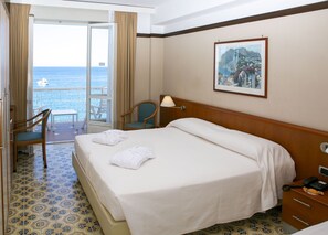Superior Double Room, Balcony, Sea View Beach Included | Minibar, in-room safe, desk, soundproofing - Pietra di Luna Hotel (Maiori)