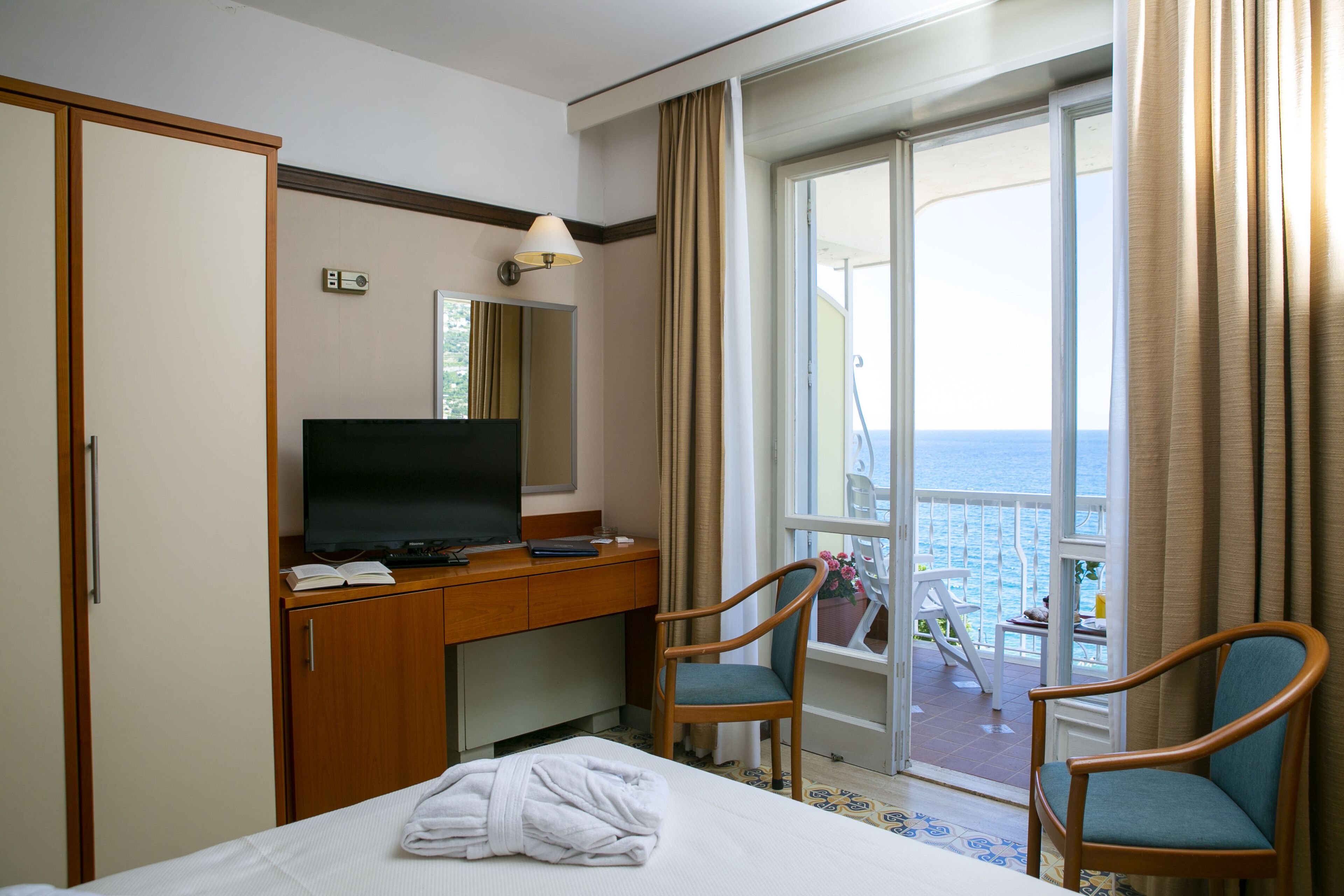 superior double room, balcony, sea view beach included | 1 bedroom, minibar, in-room safe, desk