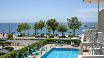 Sæsonbestemt udendørs pool, åben fra kl. 08.30 til kl. 19.00, parasoller