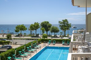 Seasonal outdoor pool, open 8:30 AM to 7 PM, pool umbrellas - Pietra di Luna Hotel (Maiori)
