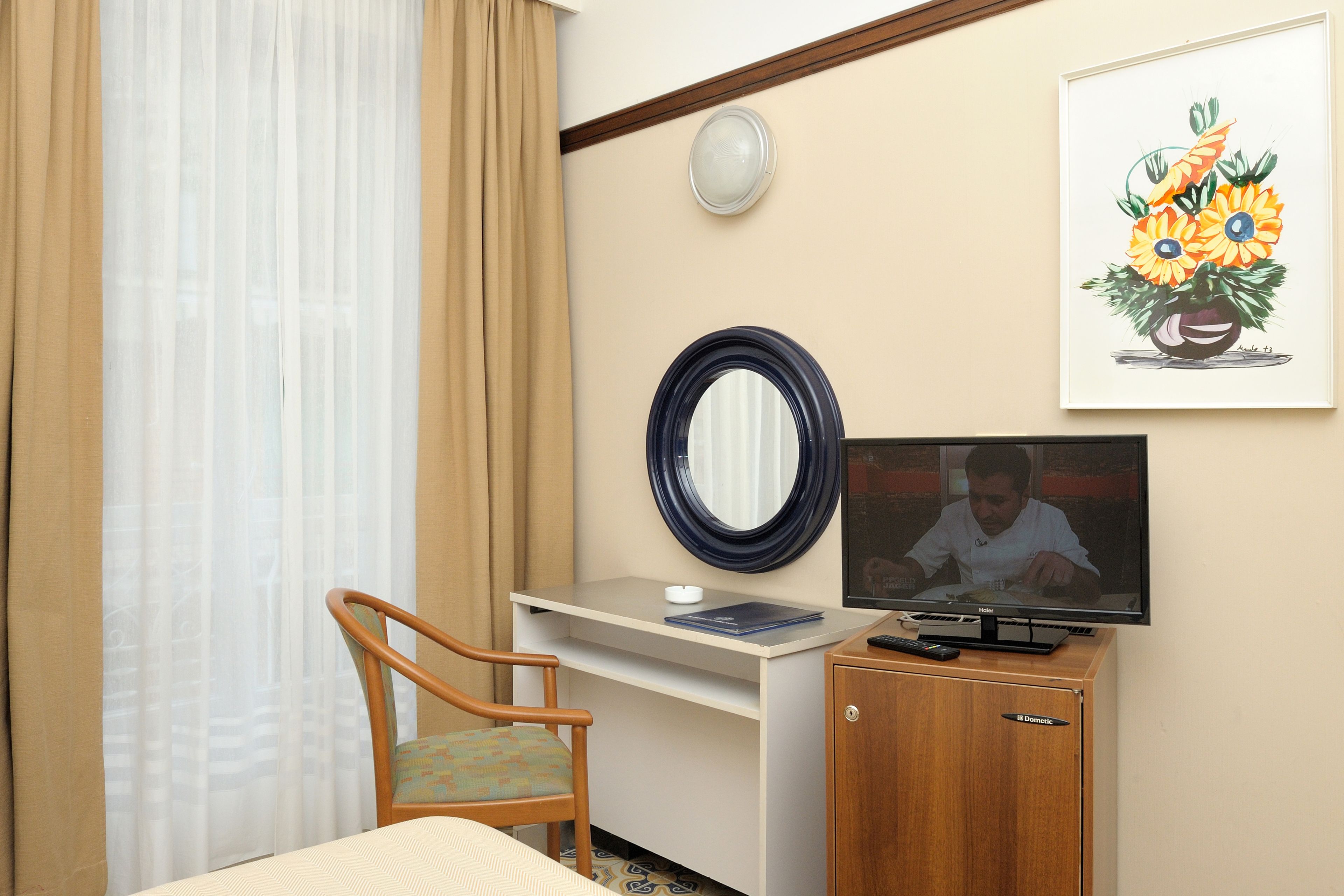 standard single room | room amenity