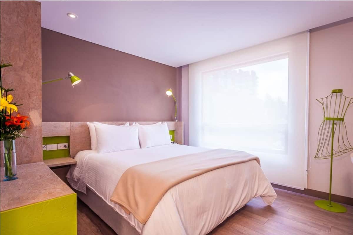 Standaard tweepersoonskamer, 1 queensize bed | 1 slaapkamer, een kluis op de kamer, een bureau, geluiddichte muren