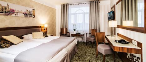 Quarto casal superior, 1 cama Queen | Roupas de cama premium, escrivaninha, camas extras/dobráveis (sobretaxa)