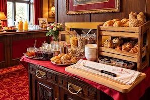 Un buffet proposant une variété de plats et d’accompagnements.