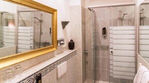 Triple Room | Bathroom | Free toiletries, hair dryer, towels, soap - Hotel Village (Hamburg)