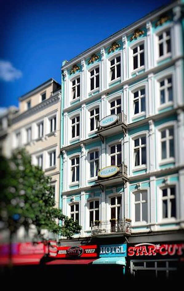 Front of property - Hotel Village (Hamburg)