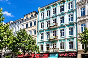 Front of property - Hotel Village (Hamburg)