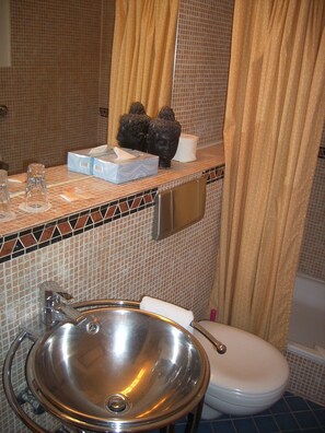 A bathroom with a sink, toilet, and a mirror. - Hotel Village (Hamburg)