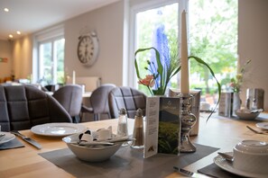 Daily buffet breakfast for a fee - Hotel Landhaus Knappmann (Essen)