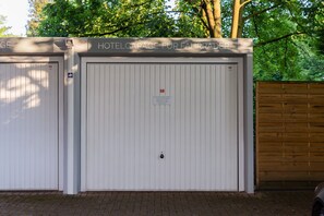 A closed hotel garage door with a sign indicating it is for vehicles. - Hotel Landhaus Knappmann (Essen)