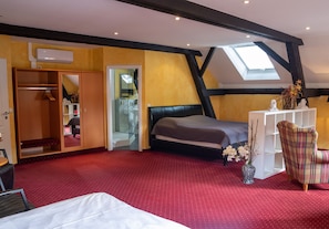 Suite Junior | Coffres-forts dans les chambres, bureau, rideaux occultants