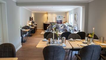 Tägliches Frühstücksbuffet (5 EUR pro Person)