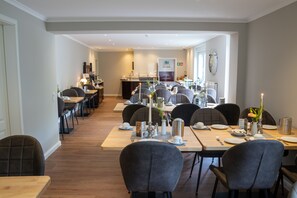 Daily buffet breakfast (EUR 5 per person) - Hotel Landhaus Knappmann (Essen)