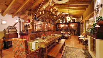 2 間餐廳;地區菜