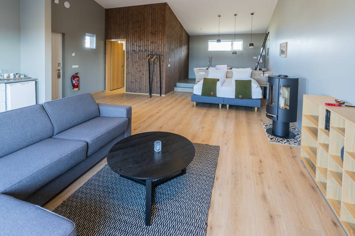 Suite with Private Hot Tub | リビングルーム