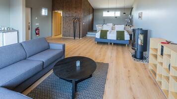 Suite with Private Hot Tub | Olohuone