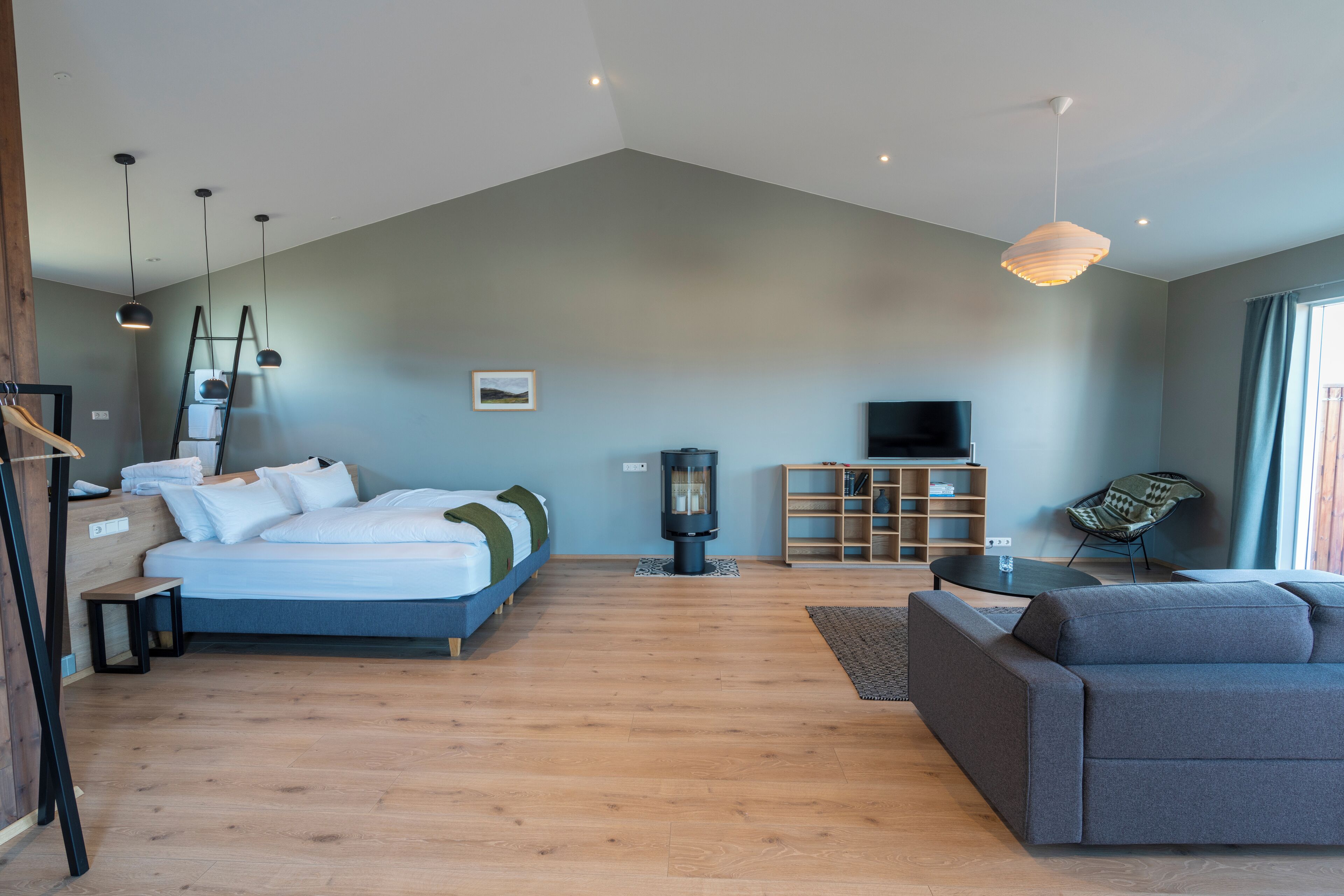 Suite with Private Hot Tub | In-room safe, blackout drapes, soundproofing, free cribs/infant beds