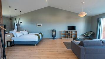 Suite with Private Hot Tub | In-room safe, blackout drapes, soundproofing, free cribs/infant beds