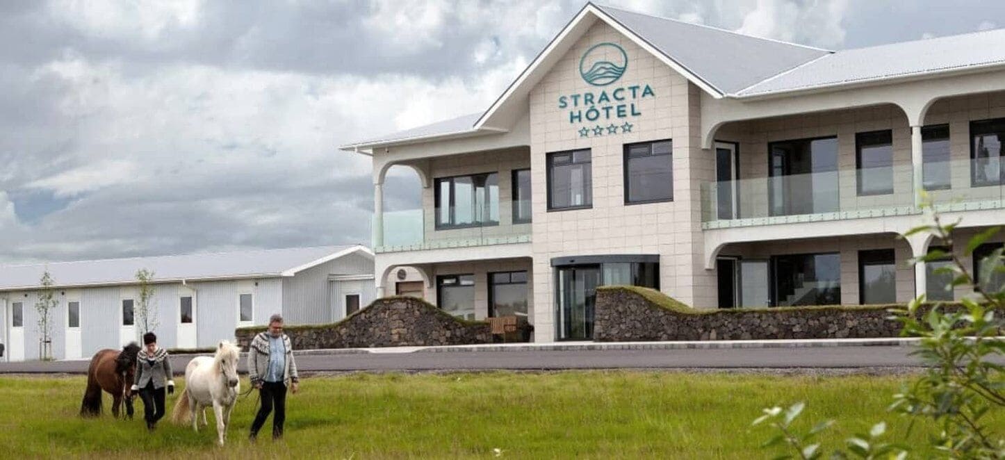 Un hotel moderno con un letrero que dice "Stracta Hotel".