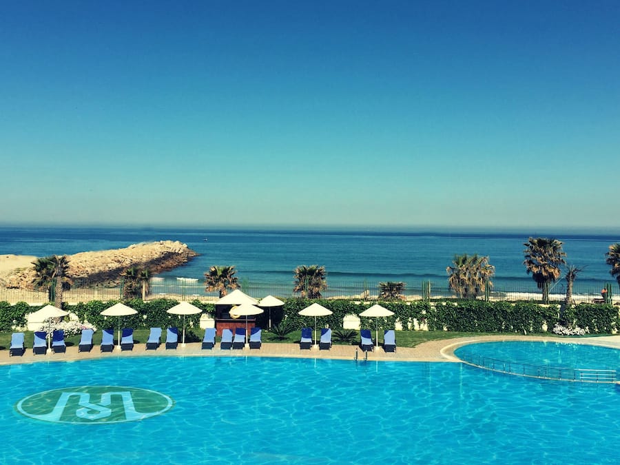 Piscine couverte, piscine extérieure, parasols de plage, chaises longues