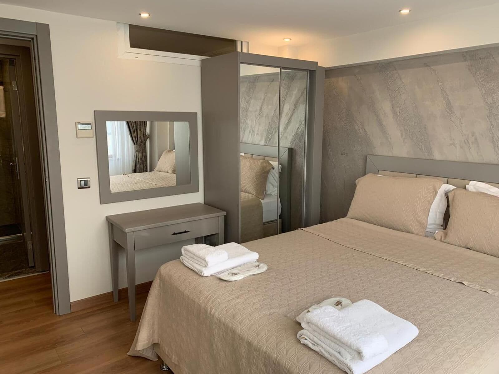 Minibar, in-room safe, desk, free WiFi