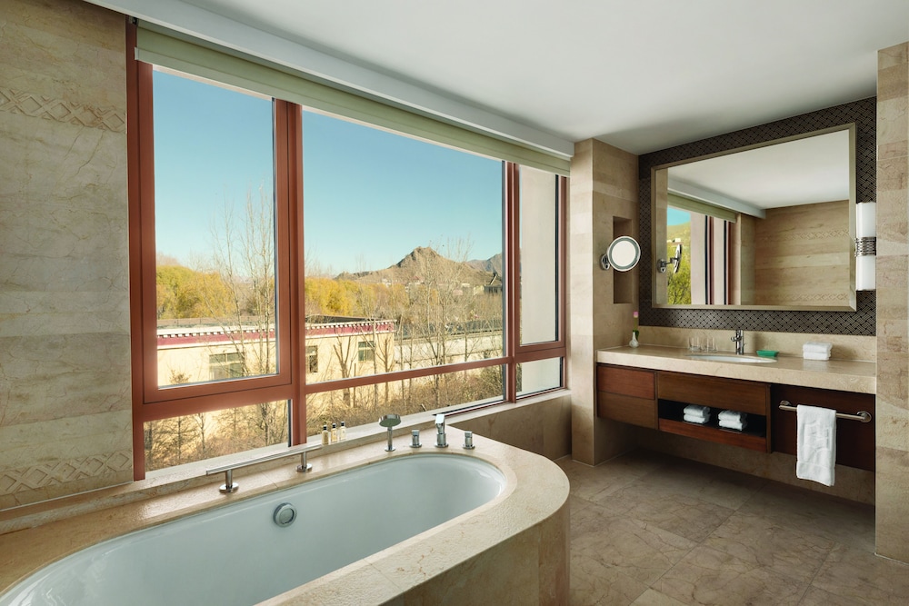 Shangri La Hotel Lhasa by null