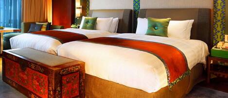 Minibar với thức uống miễn phí, két bảo mật tại phòng, bàn