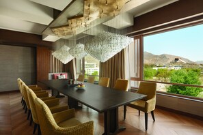 Presidentiële suite, 1 kingsize bed (Shangri-La) | Een gratis minibar, een kluis op de kamer, een bureau