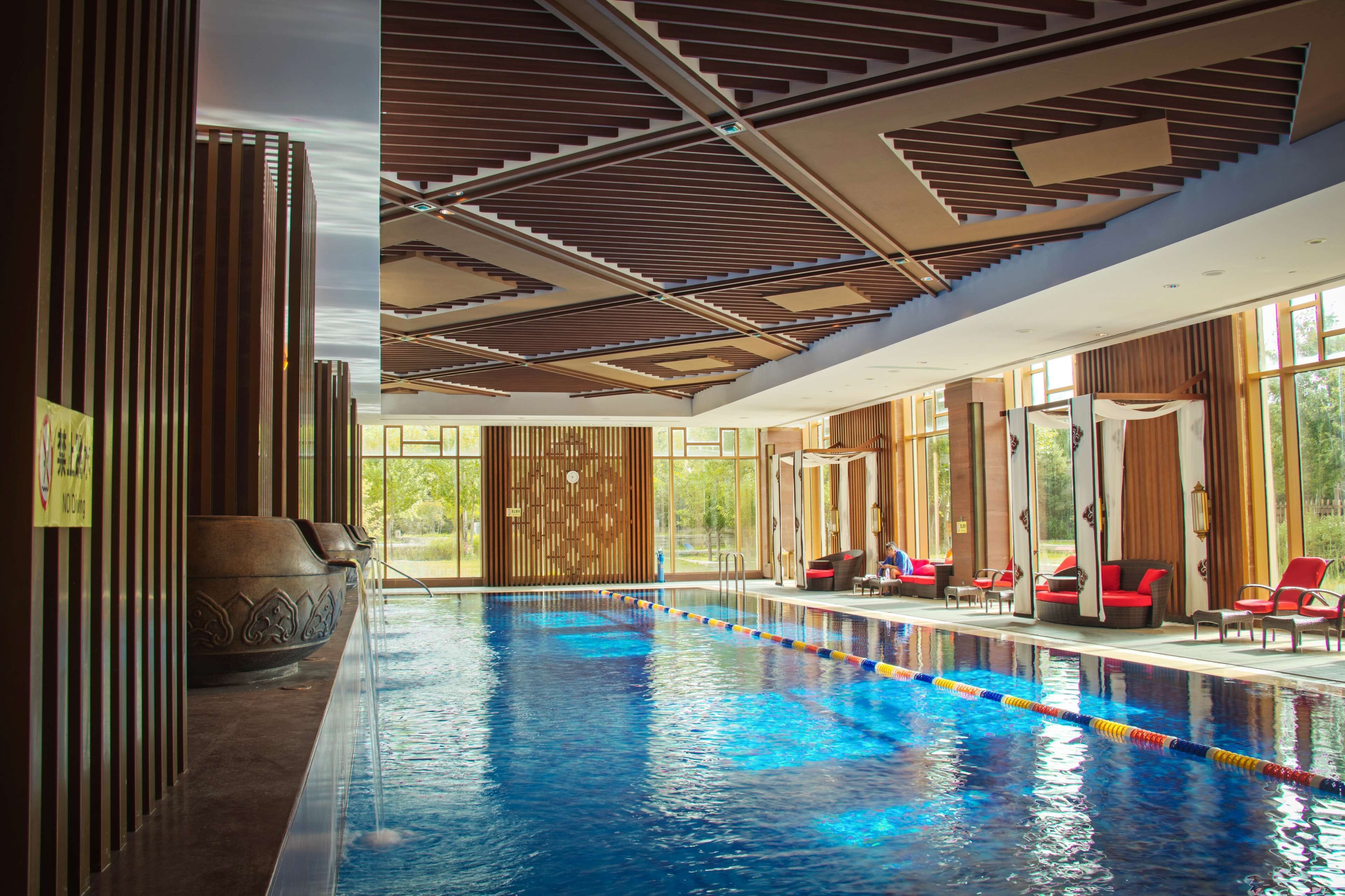 室内游泳池，2 室外游泳池