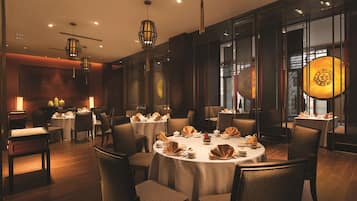 2 restaurants; breakfast, lunch, and dinner served