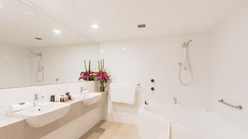 Executive-Zimmer, Whirlpool | Badezimmer | Kostenlose Toilettenartikel, Haartrockner, Handtücher, Seife