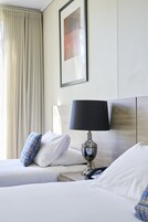 Minibar, escritorio y espacio para trabajar con laptop 