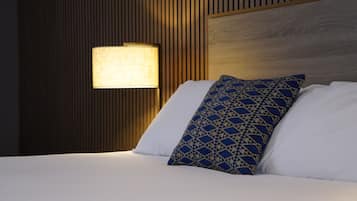 Executive kamer, bubbelbad | Een minibar, een bureau, een laptopwerkplek, verduisterende gordijnen