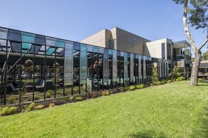 2 restaurantes; se sirve desayuno, almuerzo y cena; cocina local