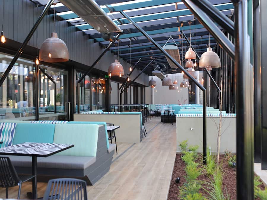 2 restaurantes; se sirve desayuno, almuerzo y cena; cocina local