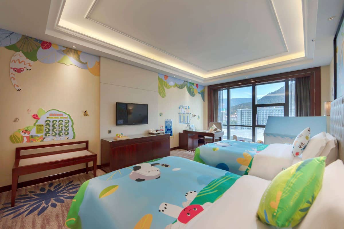 Family Room, 2 Queen Beds, Non Smoking