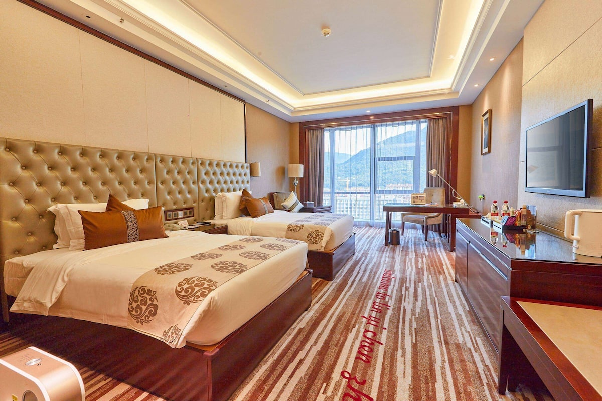 Premium bedding, pillow-top beds, minibar, in-room safe